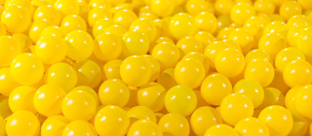 Kleine, gelbe Plastikbälle