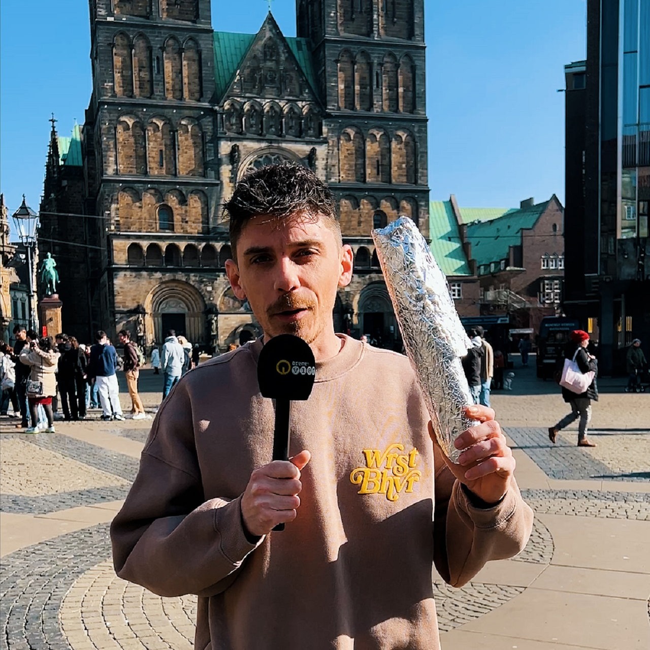 Rollo-Gag, Stefan auf dem Marktplatz mit Rollo-Fake in der Hand