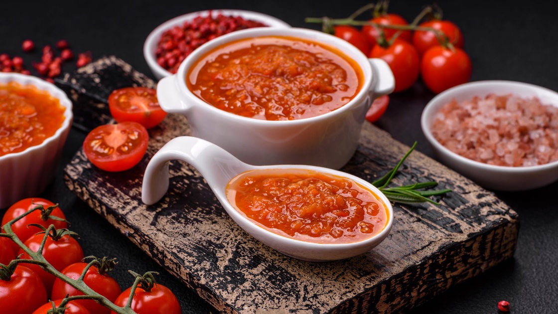 Tomaten-Tartar in einem Löffel und in Schüssel